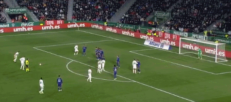 巴萨制造禁区混战 亚马尔捅射破门