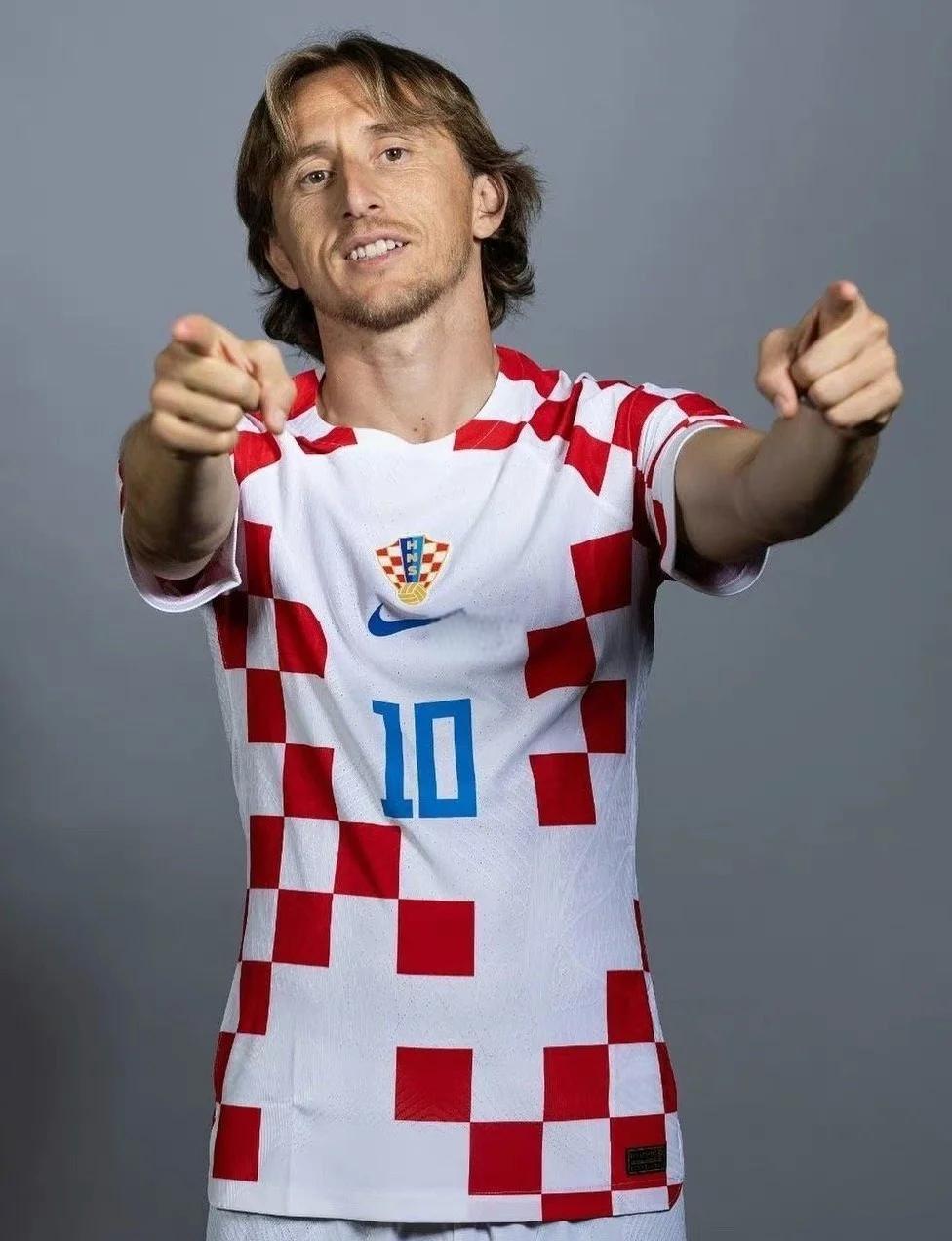 东契奇真适合洛杉矶大舞台：连续秀背传+脚踝终结助攻三分命中！