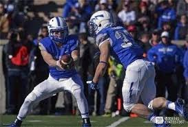 纽约洋基在 2012 年退役了队长波萨达与中外野手威廉斯的球衣号码