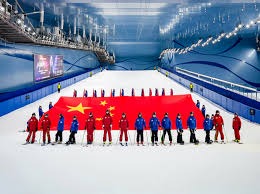 2020 年回顾：由于看台空场，球员在击出本垒打后必须自己去拿庆祝道具